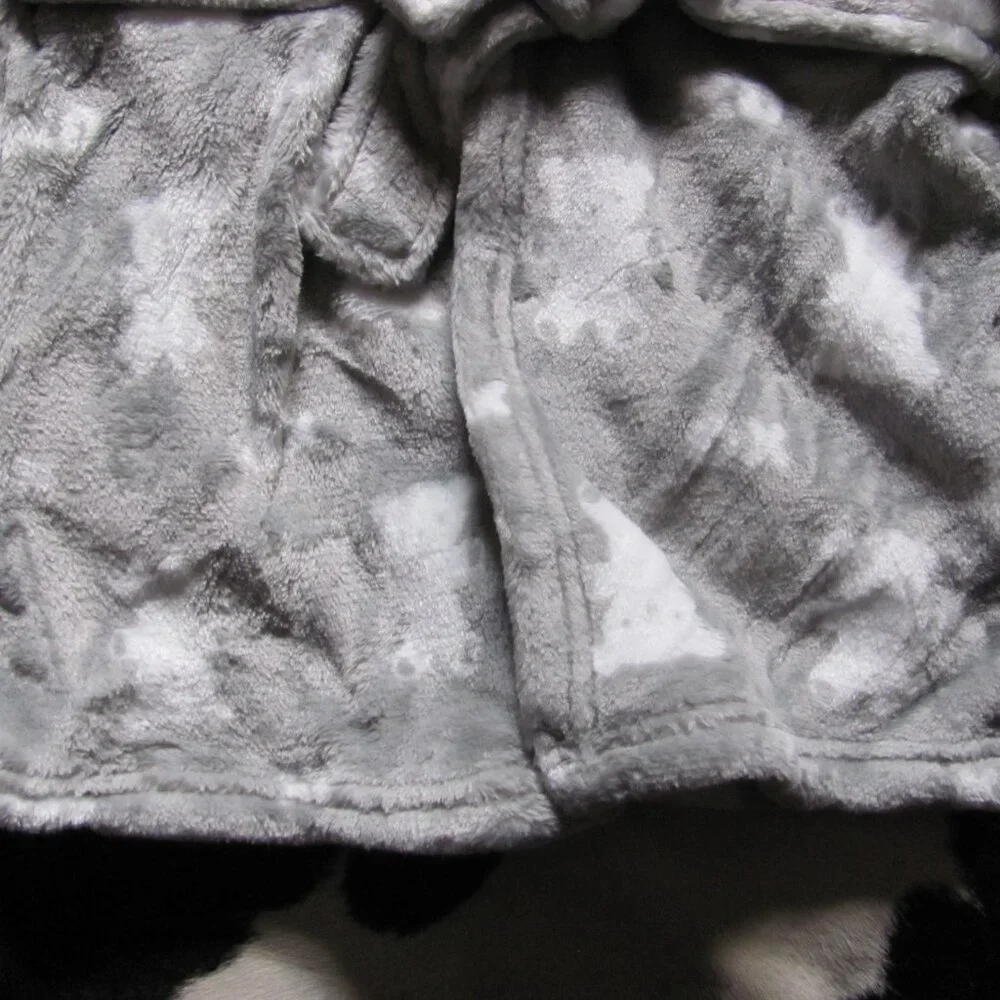 BLANKETS & BEYOND KIDS VELOUR ROBE NWT 12M+ NWT